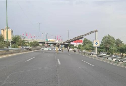 دو مجروح بر اثر سقوط تابلوی مسیرنما و درخت