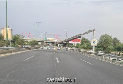 دو مجروح بر اثر سقوط تابلوی مسیرنما و درخت