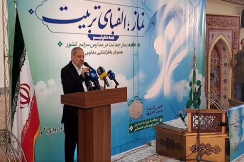 برپایی نماز از مهم ترین وظایف مدیر در مدرسه است