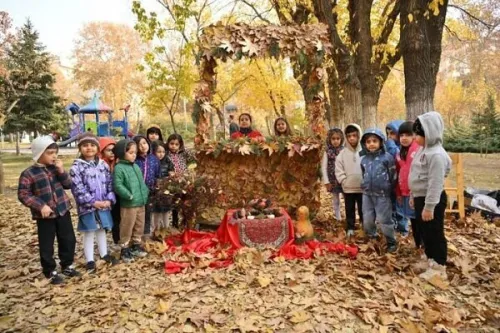 اجرای گذر پاییزی در بوستان های بزرگ منطقه یک با فرش برگ ها