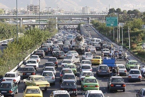 ترافیک پرحجم و سنگین معابر و بزرگراه های تهران در دومین روز از مهر