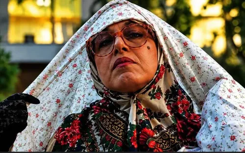 خانوم والده ترویج آشکار ابتذال جنسی تحت پوشش کمدی